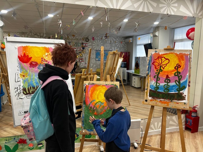 Почему детям полезно рисовать на мольбертах?