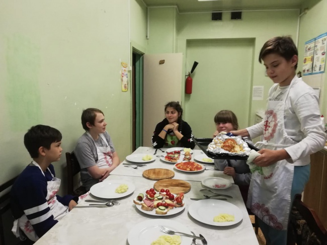 Бананы в клубничном соусе